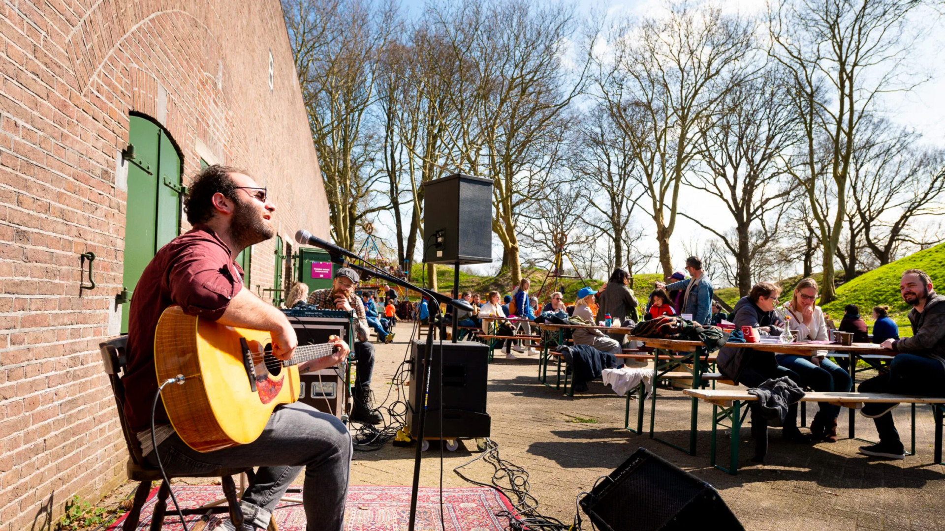 Man die zingt en gitaar speelt