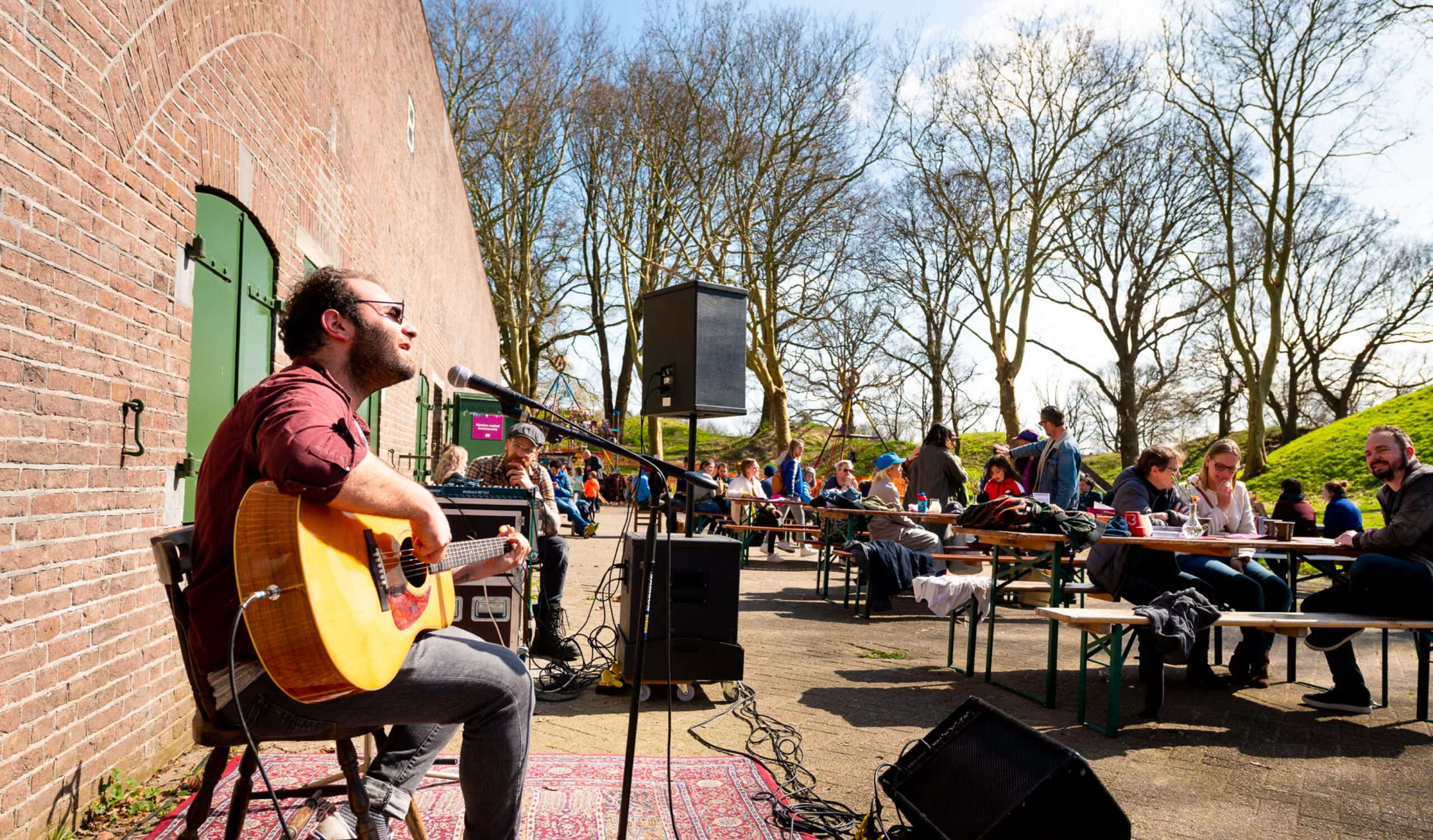 Man die zingt en gitaar speelt