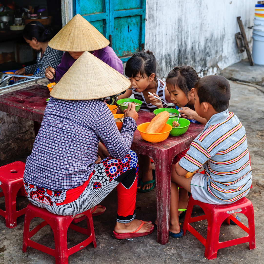 Ouders met kinderen eten aan tafel
