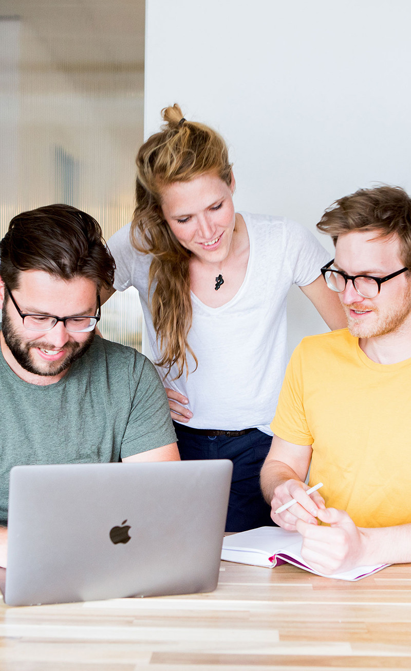 Gesprek tussen 3 mensen met laptop