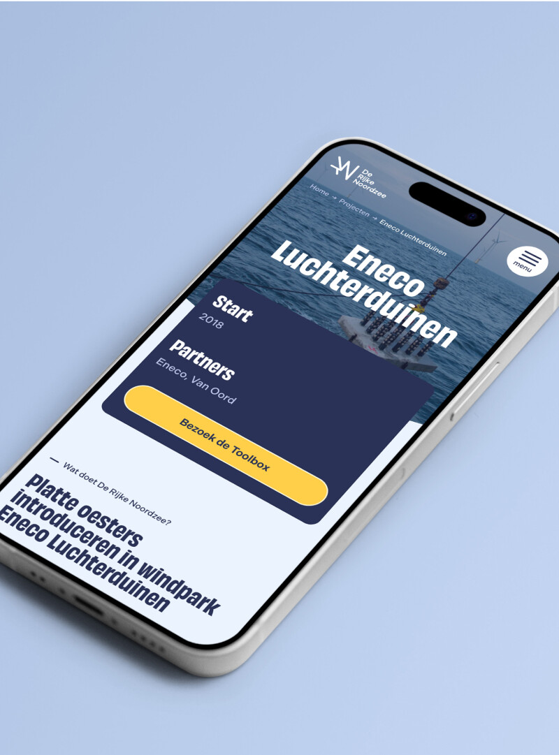 Mobiele mock-up De Rijke Noordzee website met blauwe achtergrond
