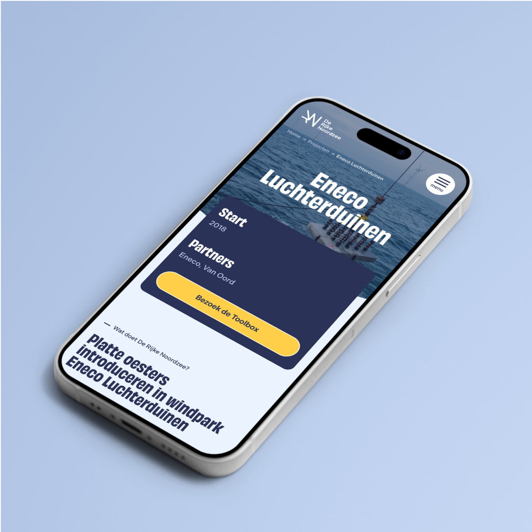 Mobiele mock-up De Rijke Noordzee website met blauwe achtergrond